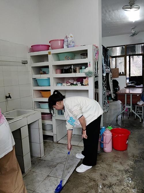 我校开展学生大扫除活动-徽州师范