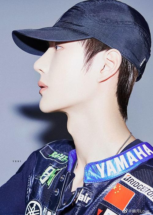 王一博完美侧脸迷人喉结