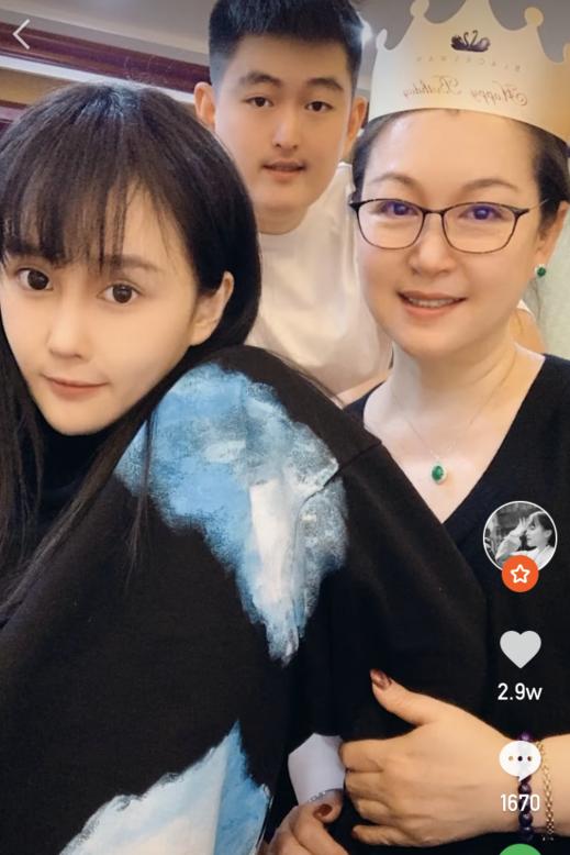 组图:赵本山女儿球球曝光母亲近照 珠宝傍身贵气十足