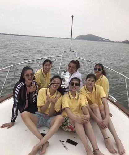 女排更换华为手机,朱婷,丁霞,袁心玥长腿长脚抢镜