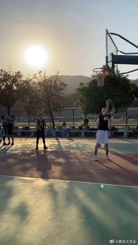 美丽的夕阳下,在球场和一群老铁一起扣篮真的舒服