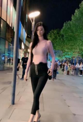 抖音"最美女巨人"火了, 身高2米太炸街, 电线杆腿才是