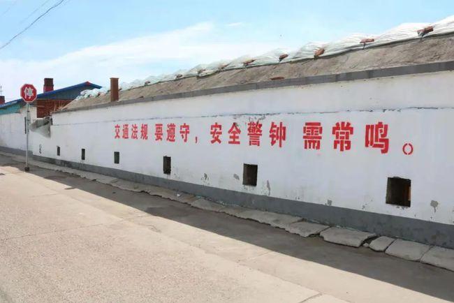 喷刷交通安全宣传标语,打造交通安全宣传墙,夯实农村道路交通安全宣传