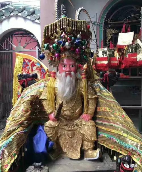 在海南大家都知道 黄花梨是海南的珍品,价值连城 海南很多农村都珍藏