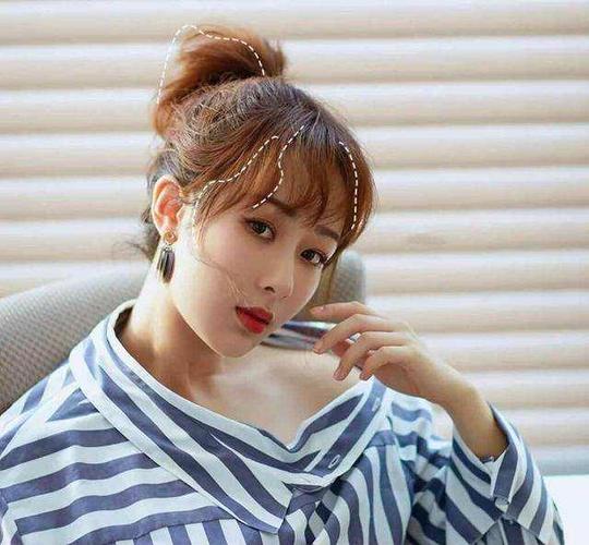 丸子头out了,最近开始流行杨紫的"香蕉头",杨幂倪妮都