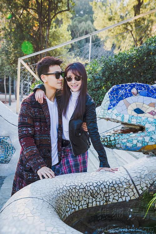 陈紫函戴向宇晒西班牙蜜月照 甜蜜相约狂虐狗