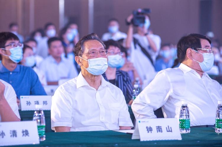 广东省室内环境卫生行业协会创会会长顾士明;木林森股份董事长孙清焕