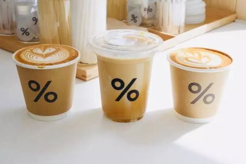 %arabica 的咖啡师周一到周四穿着白色无 logo 的私服,周五到周日