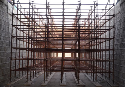 满堂脚手架又称作满堂红脚手架,是一种搭建脚手架的施工工艺.