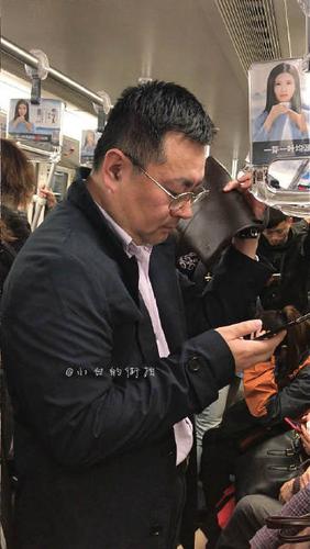 这次拍的比较近,细细观察了下,大叔的手也挺漂亮,特别白皙,想来大叔