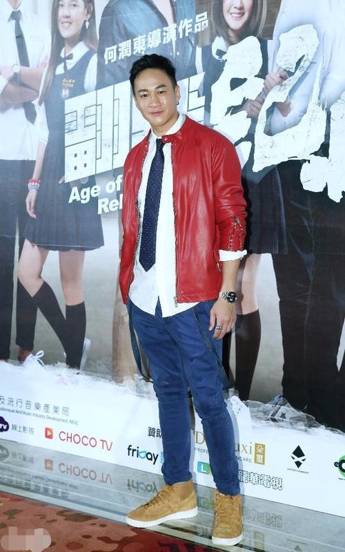 何润东现身发布会,一身大红皮衣亮相,网友:又是别人家