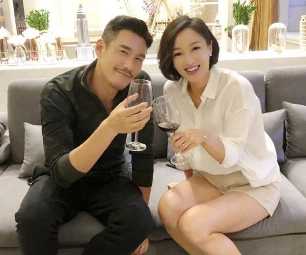 原创胡兵赵子琪官宣结婚?两人手持结婚证宣誓,笑容甜蜜,引人质疑