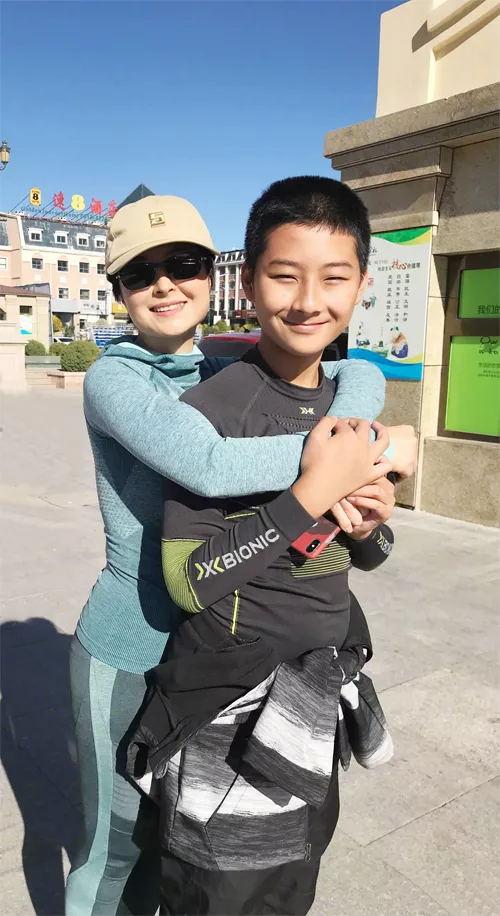 03 张泉灵的丈夫是李铁,是一位政府官员,比她大18岁,两人2000年结婚.