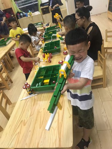 亲爱滴爸爸妈妈们,晚上好!今天lasy 积木课程主题是:lasy 剃须刀