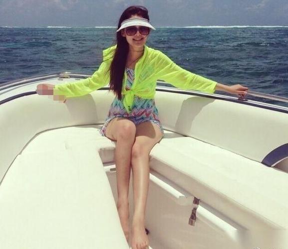 李沁发福利了!海上游艇泳装照来一波,粉丝又该去买纸了