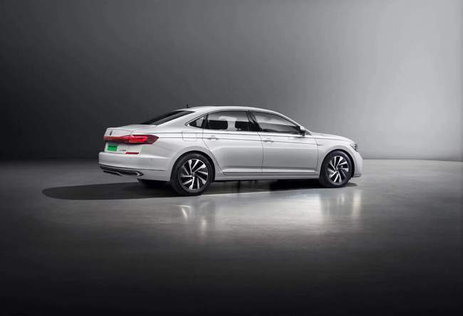 换装贯穿式尾灯大众新帕萨特phev售价2139万2389万元