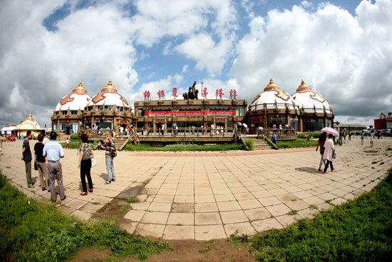  p>格根塔拉草原旅游点是国家旅游局确定的16条旅游专线之一,唯一的