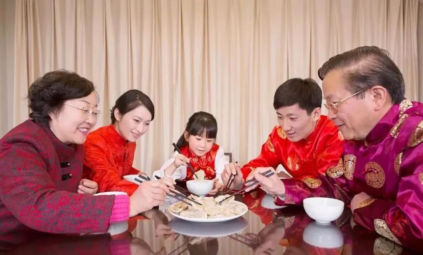 大年初五这天,民间通行的食俗是吃饺子,俗称"捏小人嘴".