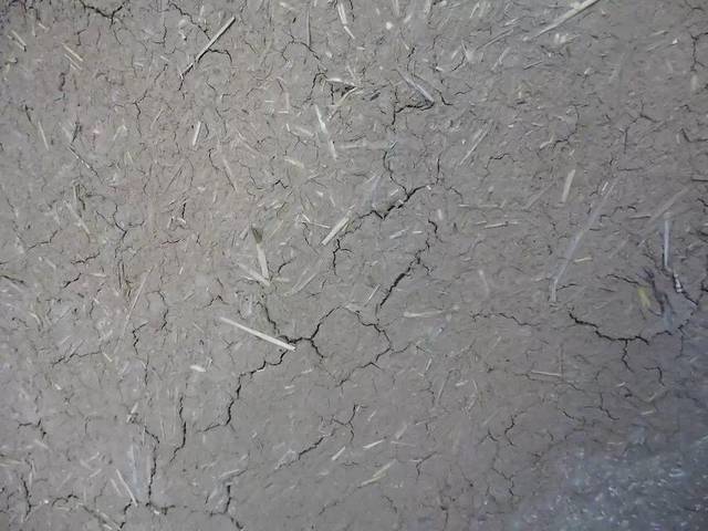 老土坯房的墙体是用泥土与稻草或麦秸秆粘合而筑成,稻草与麦秸的纤维