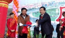 区委书记刘占仁和董事长林凡连开启供气阀门