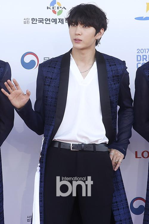 韩国男团vixx成员leo于13日因腹痛入院治疗,将不出演14日的mnet