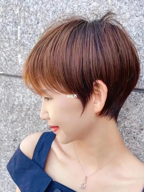 979797这款日系短发相对于波波头跟其他超短碎发来说,最大的