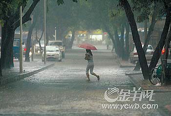 使双向四车道的隧道显得更窄了,再加上天雨路滑,隧道内