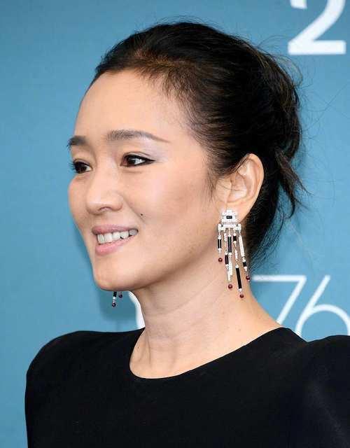 巩俐气场全开现身威尼斯发布会,与赵又廷等《兰心大剧院》主创亮相