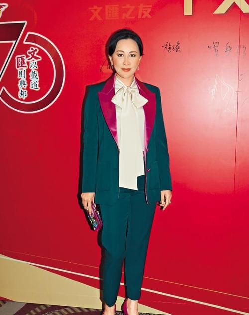 刘嘉玲越老越有气质,衣服"少半截"也能穿挺美,时髦不输小姑娘