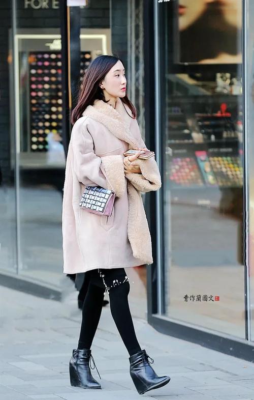 街拍短靴美女也要穿高跟