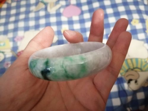 豆种翡翠手镯要价两万八,值吗?