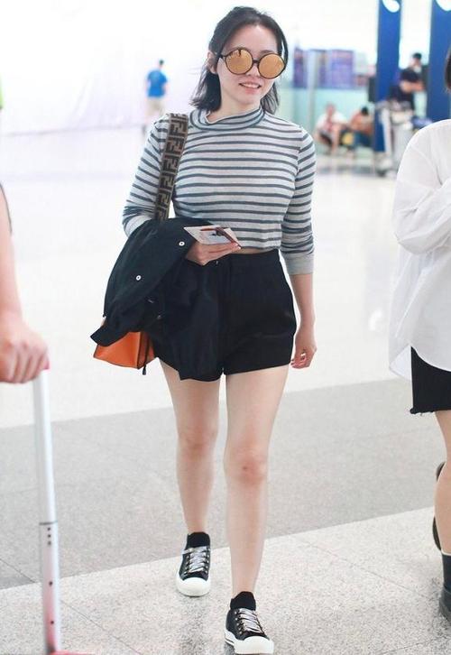 张靓颖放弃身材管理了?腿粗到不能看,离开精修大变样