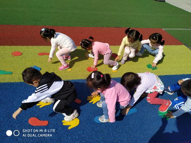 黄河宝贝幼儿园-贝贝班 户外游戏《小手小脚碰一碰》