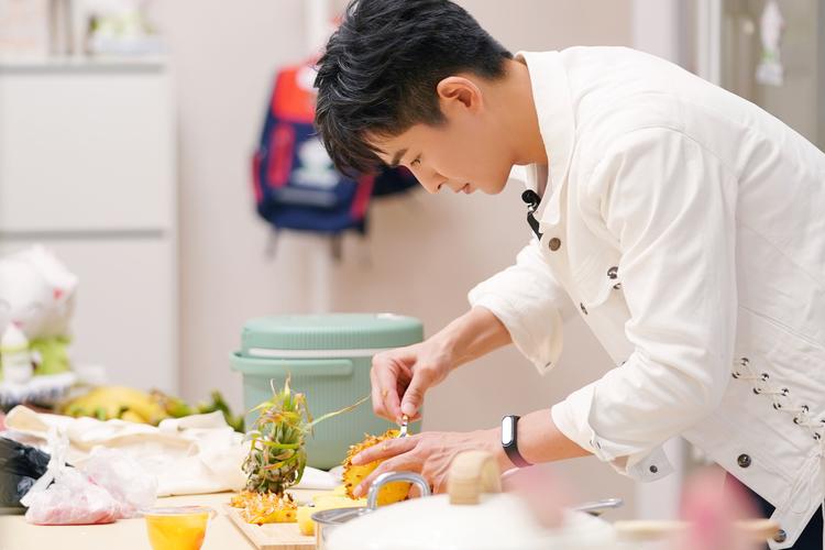 乔振宇《天呐!你真高》带娃做饭火力全开 低调男神的奶爸人生