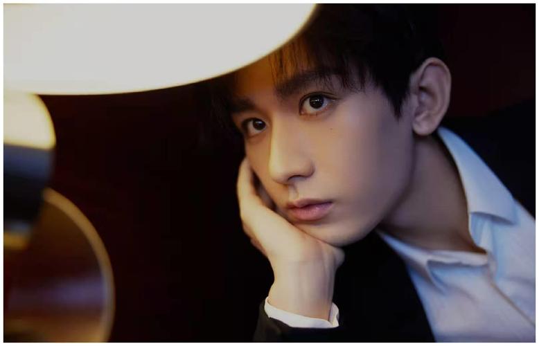 成毅出席网紫大道活动帅气逼人,这颜值惊艳到你们了吗