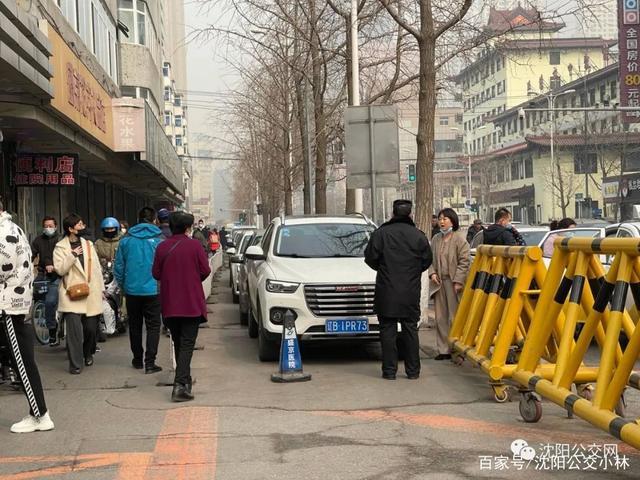 瞧瞧,盛京医院路边的不速之客!
