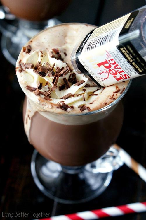 制作时需要用到黑巧克力,半甜型的巧克力,蜂蜜,全脂奶,浓奶油,糖,可可