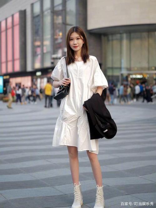 街拍,小姐姐一身白色泡泡袖短裙搭配同色短靴,气质清新甜美