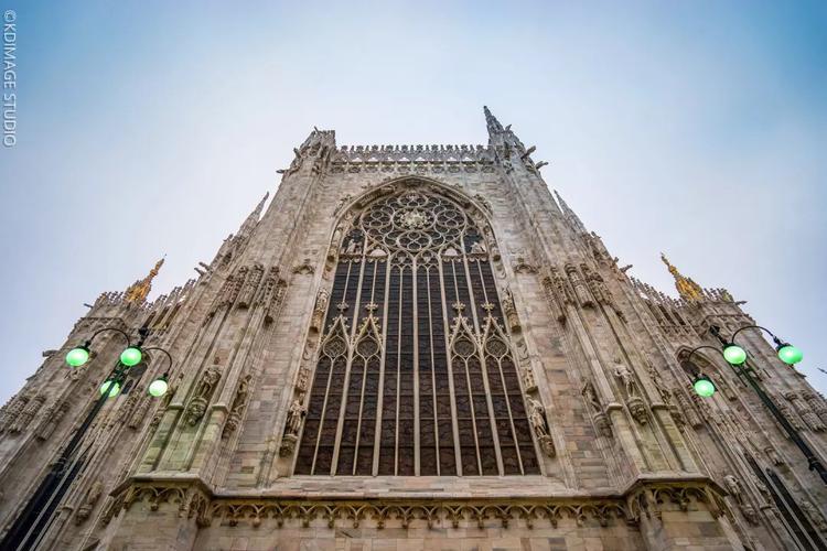 不可多得的经典:米兰大教堂 这座典型的哥特式建筑非常华丽, 共拥有6