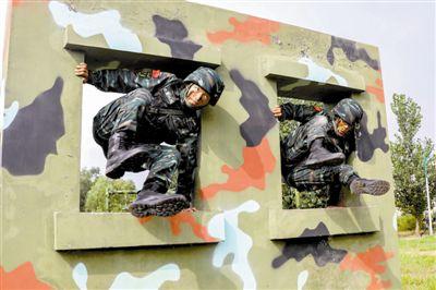 酷暑高温 武警特训