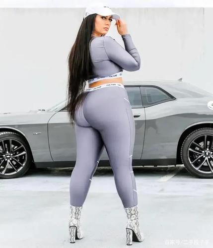 时尚的大码超模穿搭有范,拍照也很美!