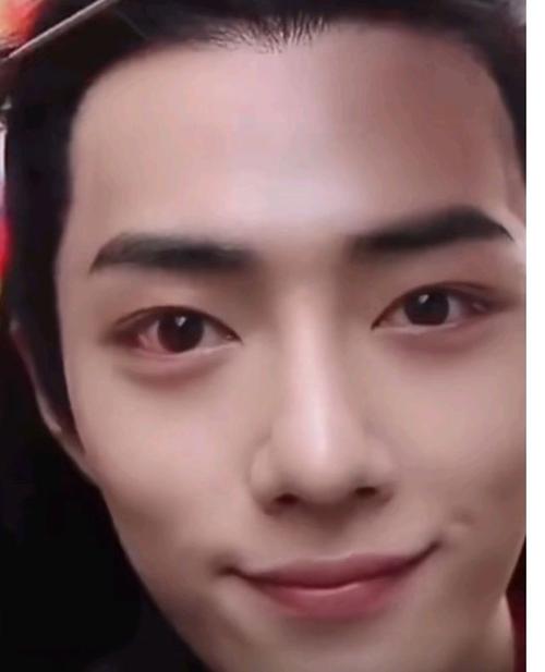 肖战化妆再现怼脸镜头,上演挑眉杀太绝了,粉丝又被撩了