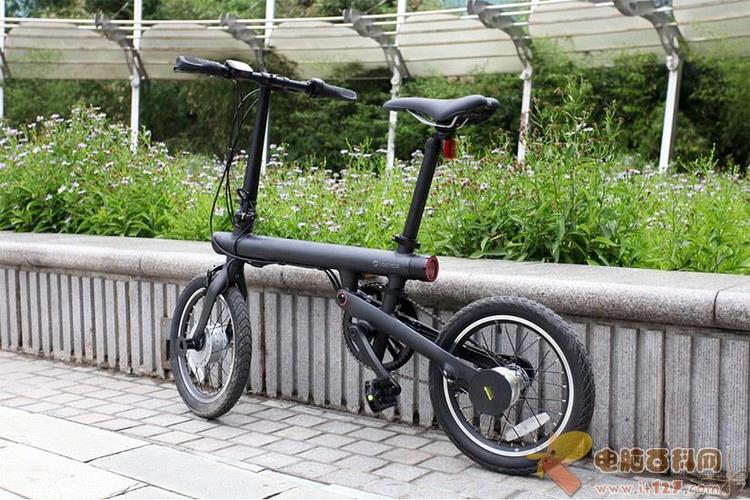 外观方面,小米电助力折叠自行车主色调为黑色,车架和前后叉均采用铝
