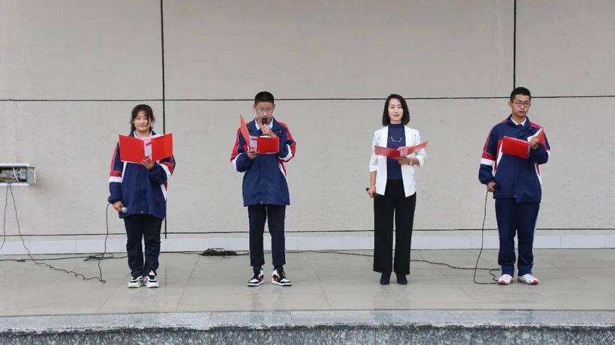 今日一中 | 呼市一中举行"我和我的祖国"主题升旗仪式