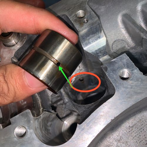 下图箭头所示,这是拆下液压挺柱之后的气门上部,师傅还需要把16个进