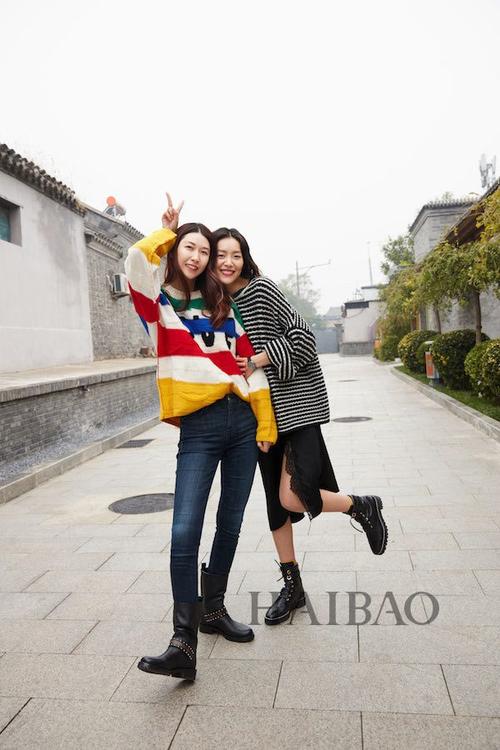 刘雯推出了首个品牌联名系列,蒙蒙秋雨中与闺蜜李晖合体大秀姐妹情!