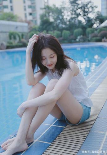 具有校园"女神"般脸庞的张慧雯,气质清新灵动,真有魅力