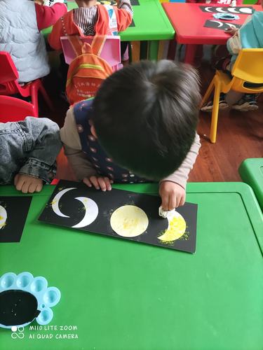 寨子英才幼儿园美术课《月亮的变化》