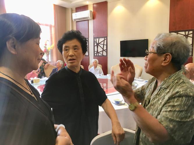 从左往右:陆雁,霍香英,赵秀英师傅