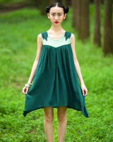 墨绿色圆领无袖连衣裙